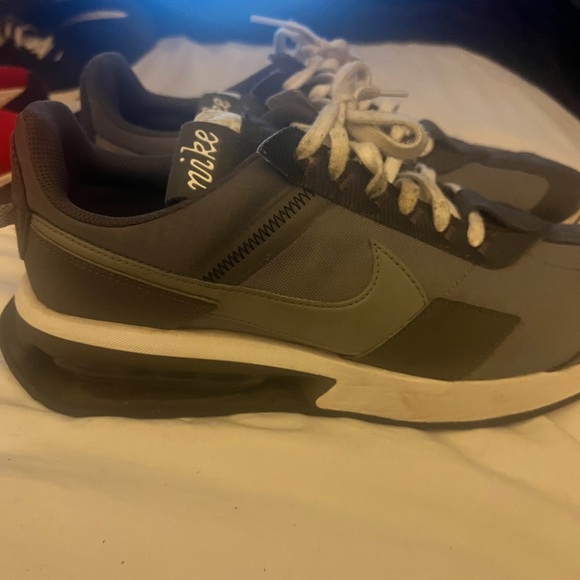 mens preday nike sneaker in 11.5 in black and grey - Picture 4 of 6